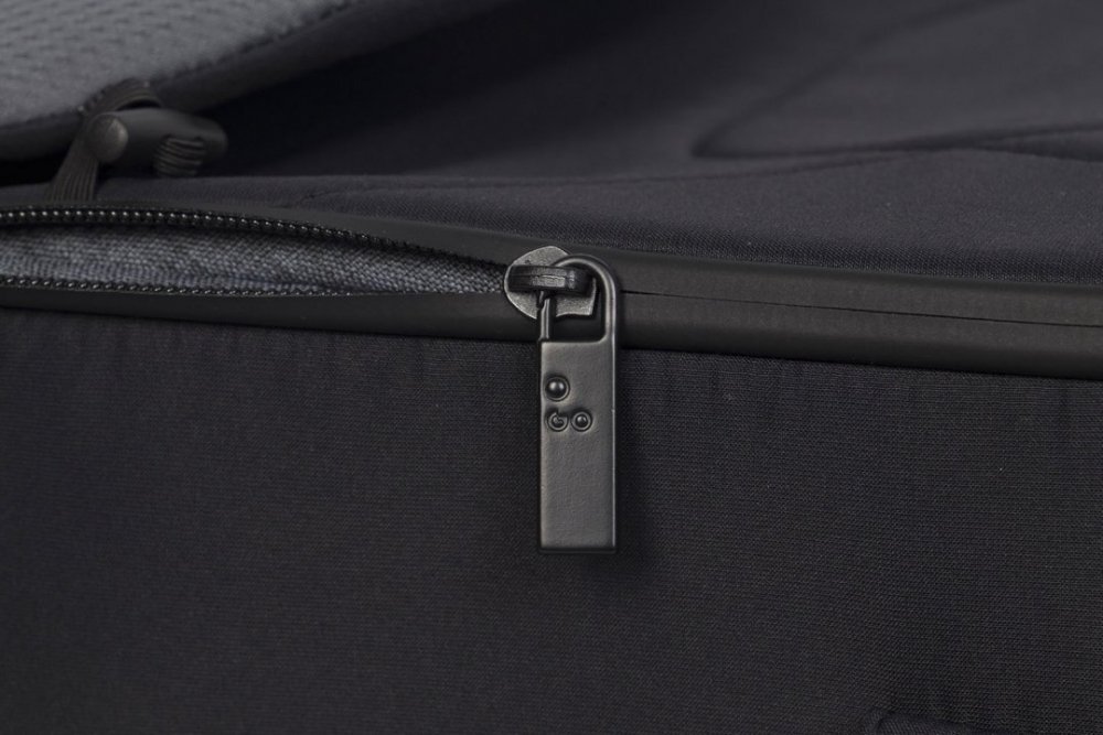 easyGO Port bebe Easy Go Echo Carrier cu intaritura si manere pentru transport cu husa de picioruse si capotina dimensiune 75 x 30 x 20 cm Ebony Black