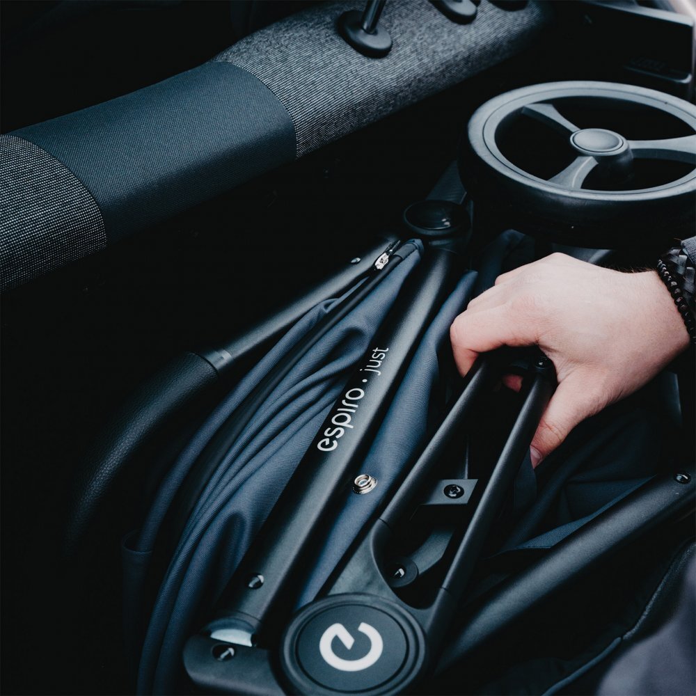 Espiro Carucior pentru copii Just Negru 0-22 kg compact sistem de pliere automata cu o singura mana accesorii incluse