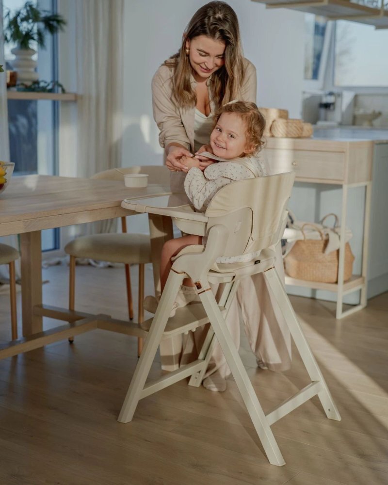Espiro Scaun de masa pentru copii Allure Beige pliabil cu centura de siguranta in 5 puncte bara de protectie ergonomica reglare sezut in 5 pozitii tava dubla detasabila si suport pentru picioare reglabil