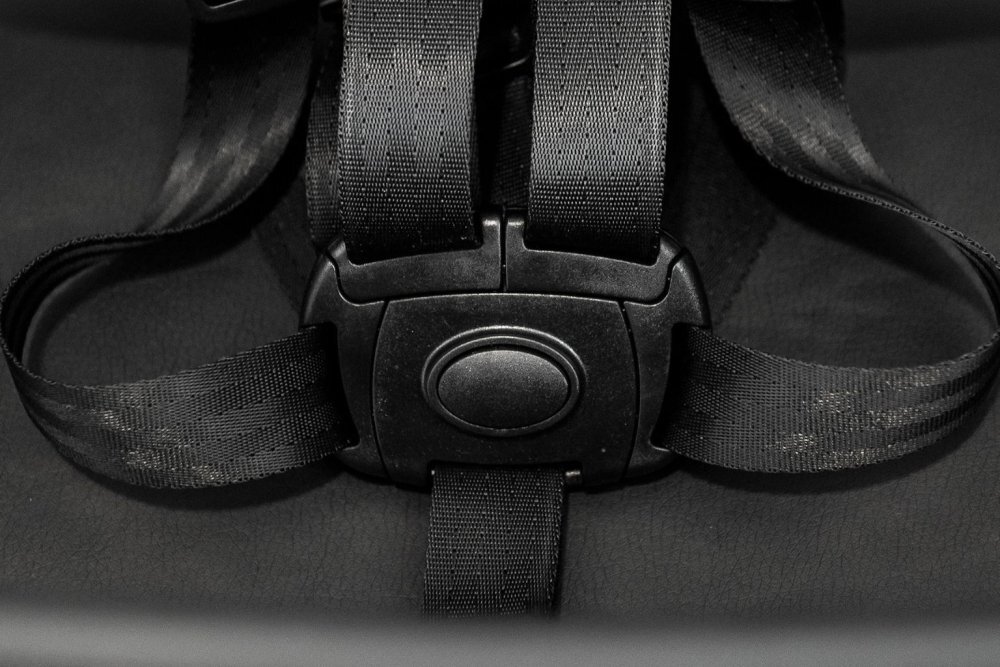 Espiro Scaun de masa pentru copii Allure Black pliabil cu centura de siguranta in 5 puncte bara de protectie ergonomica reglare sezut in 5 pozitii tava dubla detasabila si suport pentru picioare reglabil