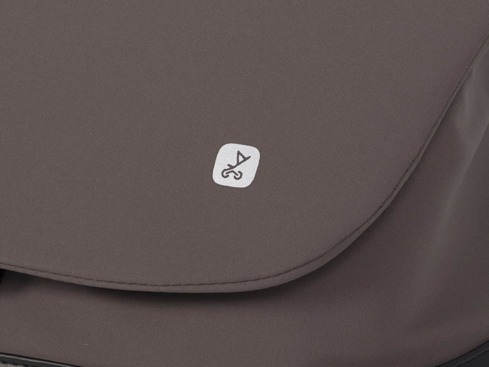 Euro-Cart Geanta multifunctionala pentru mamici Euro Cart compatibila carucioarelor Corso si Crox cu un compartiment si buzunare impermeabila si complet rigida dimensiune 44 x 27 x 14 cm Taupe