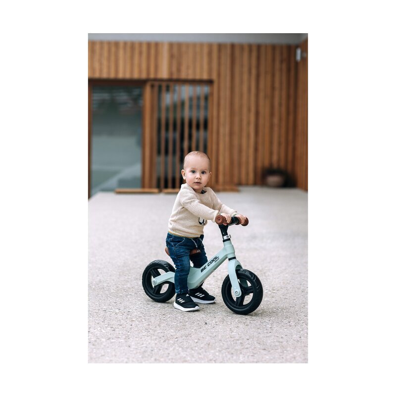 FreeON Bicicleta fara pedale Be Cool Mini roti din Eva 12 luni+ roz 8 inch scaun reglabil de la 27-35 cm roti late din material EVA ghidon ajustabil intre 46 si 51 cm greutate maxima suportata 30 Kg