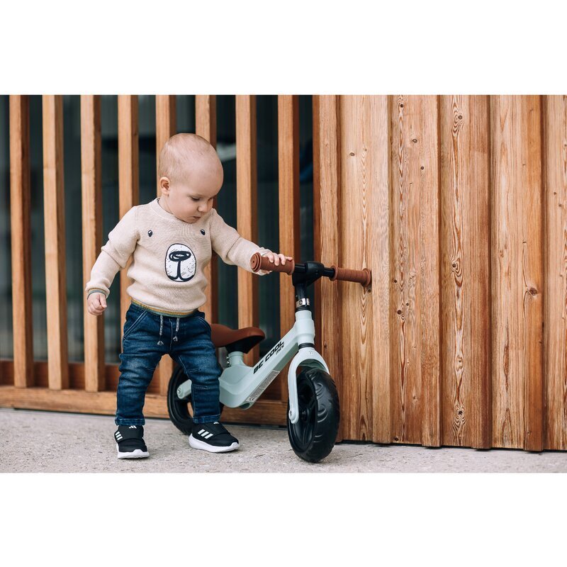 FreeON Bicicleta fara pedale Be Cool Mini roti din Eva12 luni+ alb 8 inch scaun reglabil de la 27-35 cm roti late din material EVA ghidon ajustabil intre 46 si 51 cm greutate maxima suportata 30 Kg