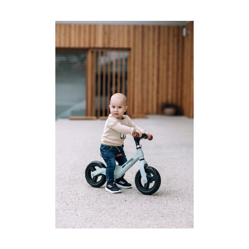FreeON Bicicleta fara pedale Be Cool Mini roti din Eva12 luni+ alb 8 inch scaun reglabil de la 27-35 cm roti late din material EVA ghidon ajustabil intre 46 si 51 cm greutate maxima suportata 30 Kg
