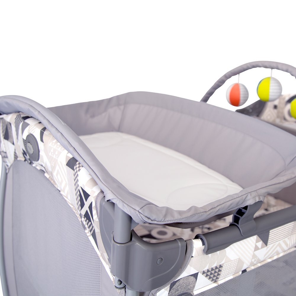 GRACO Patut Contour Electra Patchwork Grey cu masuta de infasat arcada cu jucarii roti saltea pliabila si geanta de transport