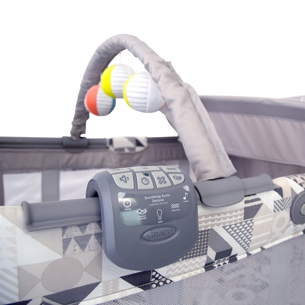 GRACO Patut Contour Electra Patchwork Grey cu masuta de infasat arcada cu jucarii roti saltea pliabila si geanta de transport