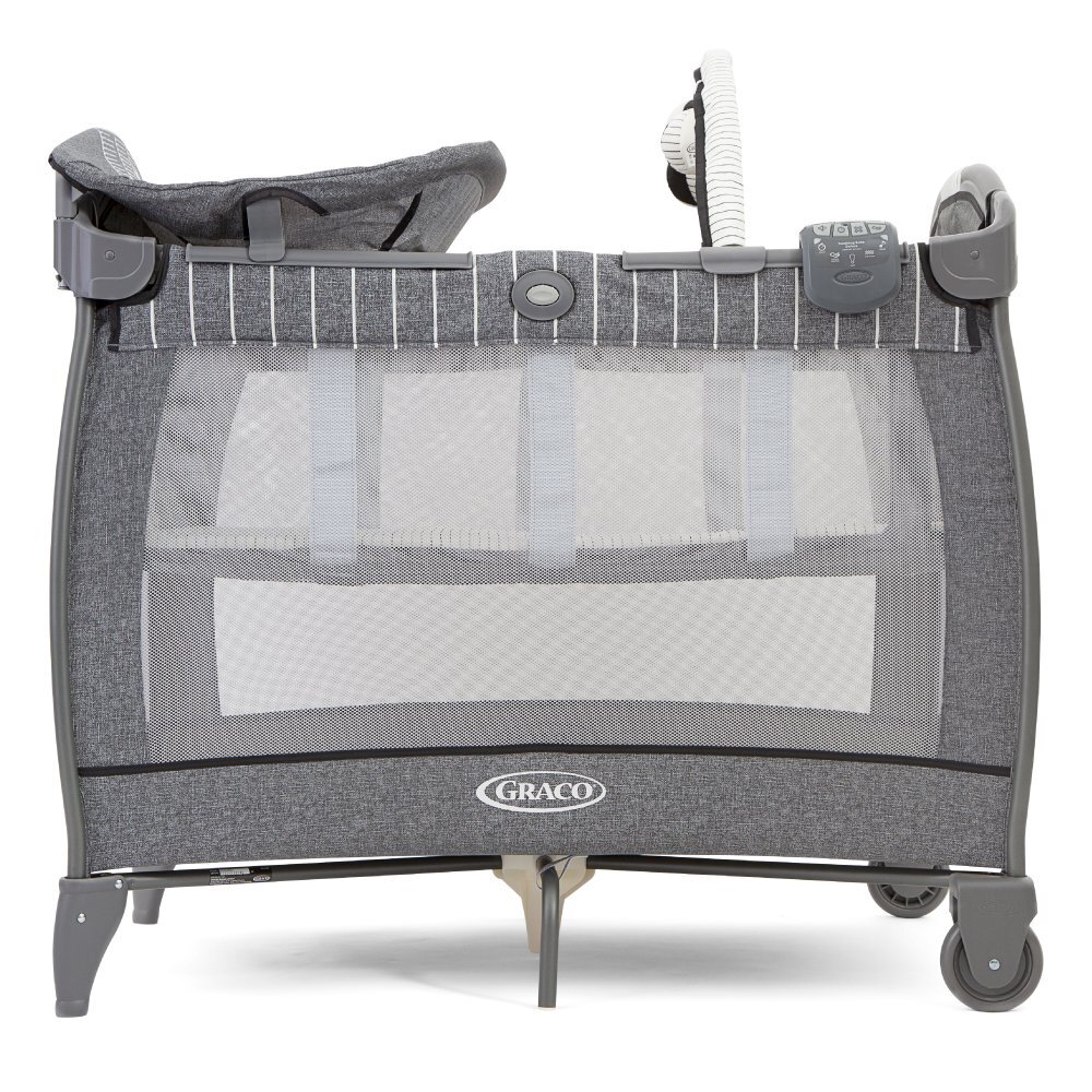 GRACO Patut Contour Electra Suits Me cu masuta de infasat arcada cu jucarii roti saltea pliabila si geanta de transport