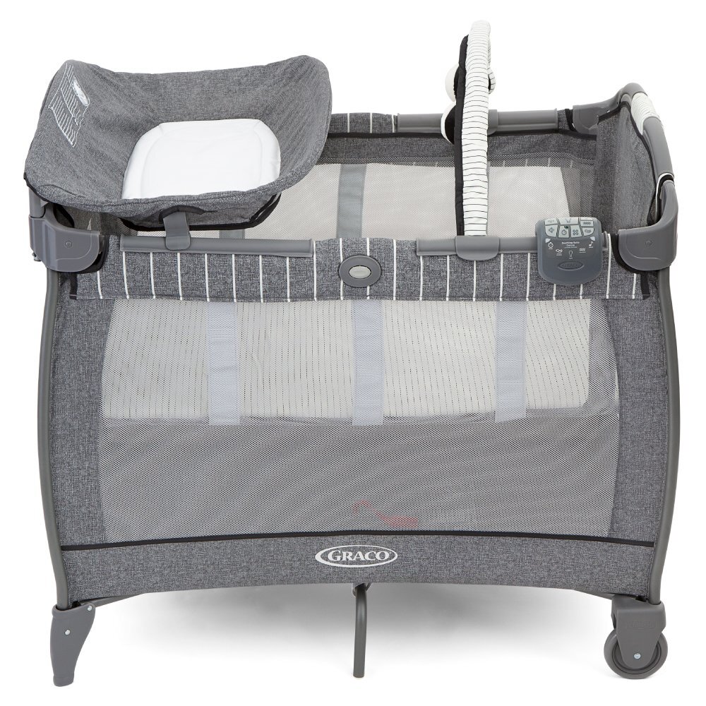 GRACO Patut Contour Electra Suits Me cu masuta de infasat arcada cu jucarii roti saltea pliabila si geanta de transport