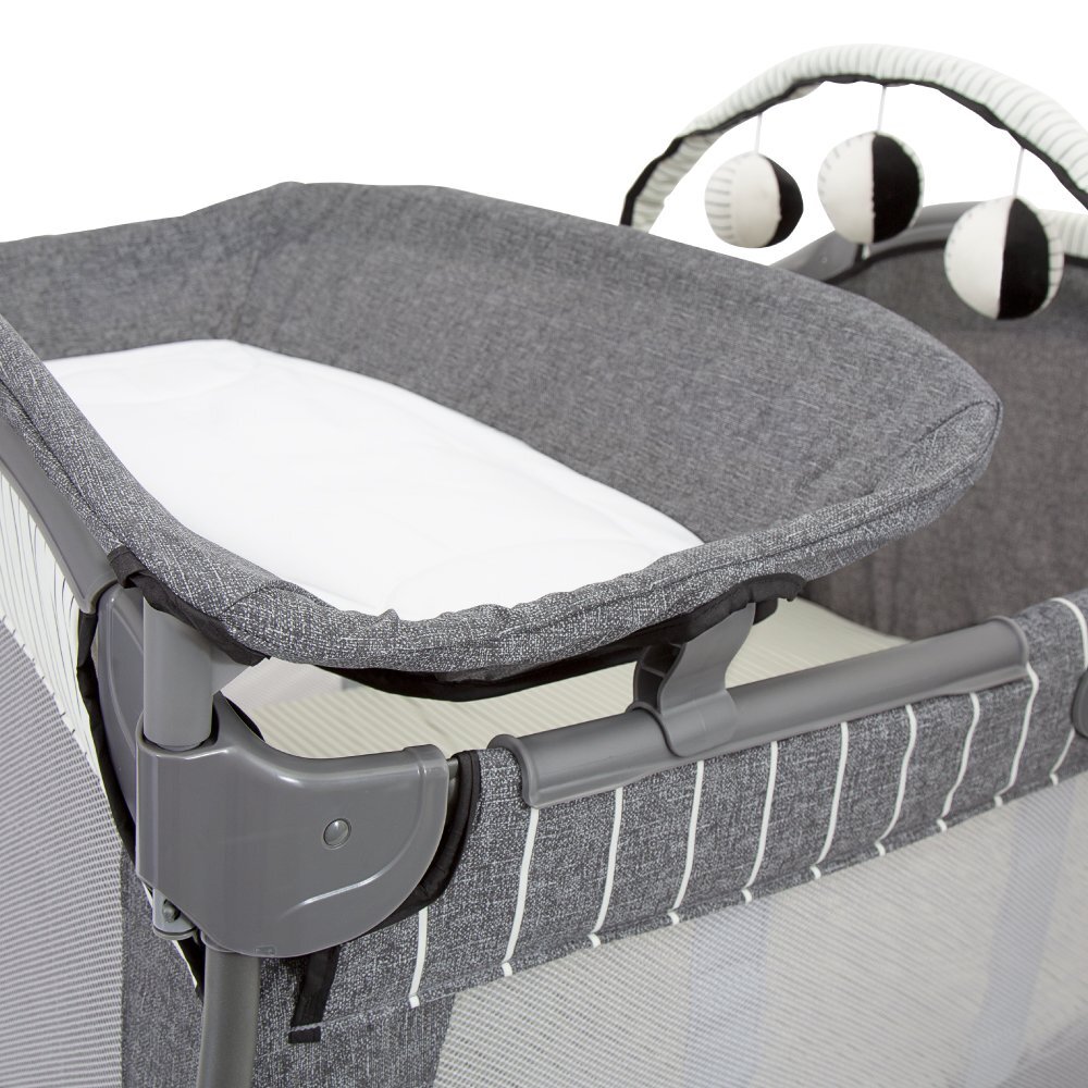 GRACO Patut Contour Electra Suits Me cu masuta de infasat arcada cu jucarii roti saltea pliabila si geanta de transport