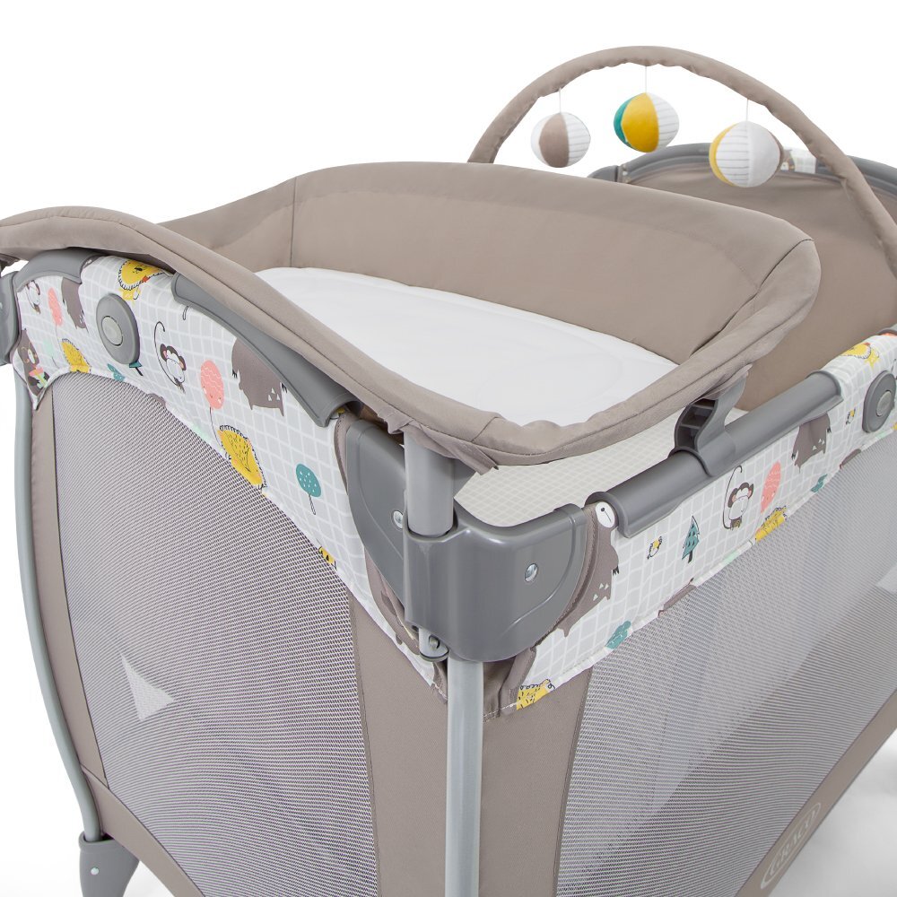 GRACO Patut pliabil Contour Electra Bear Tales cu masuta de infasat arcada cu jucarii roti saltea pliabila si geanta de transport