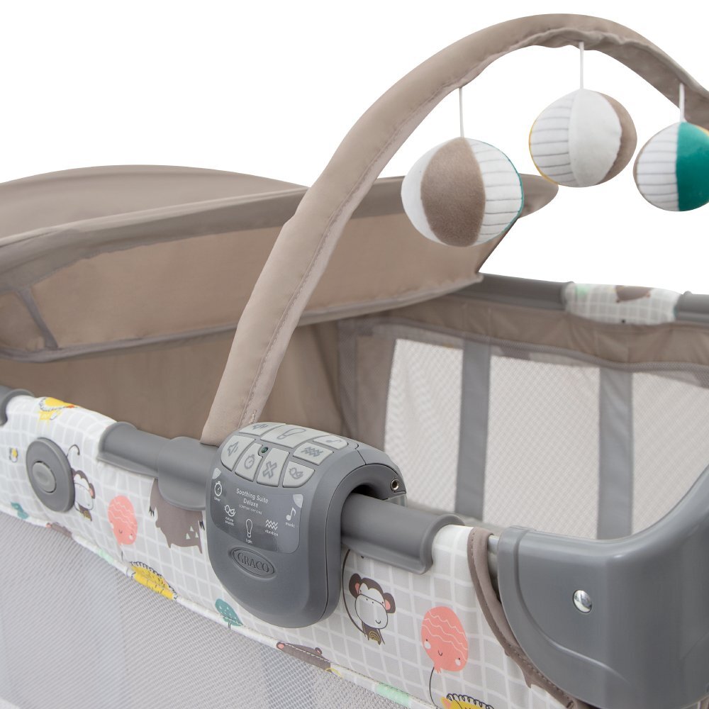 GRACO Patut pliabil Contour Electra Bear Tales cu masuta de infasat arcada cu jucarii roti saltea pliabila si geanta de transport