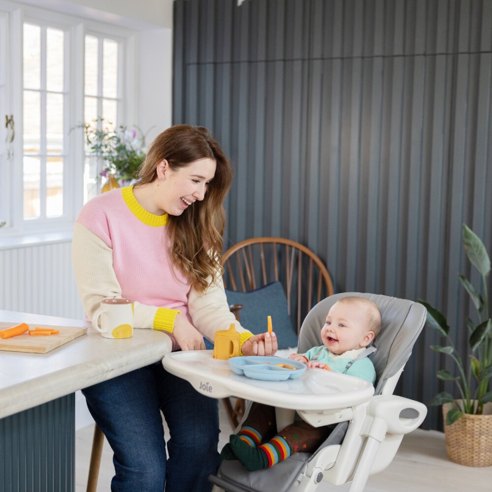 JOIE Scaun de masa Mimzy Recline Strata Dune Wood spatar reglabil in 5 pozitii inaltime ajustabila si tavita reglabiladetasabila centuri greutate suportata 15 kg