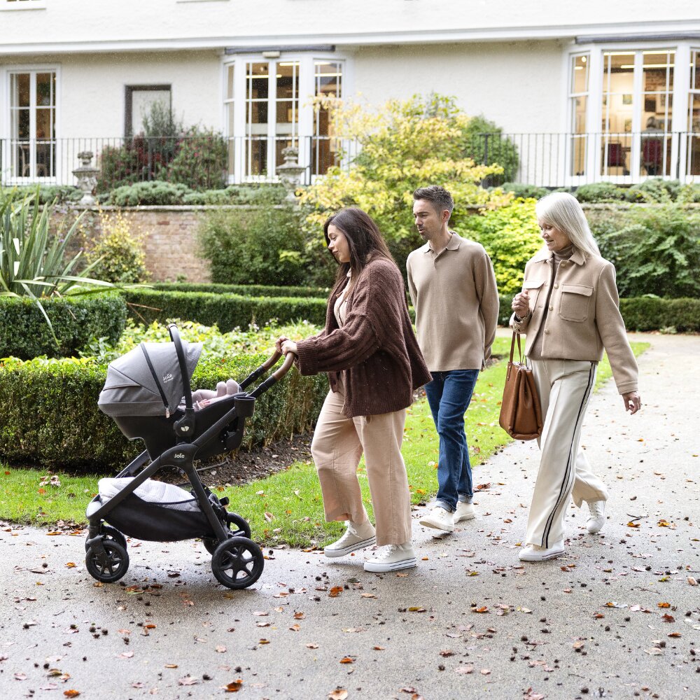 JOIE Scoica auto cu isofix integrat Sprint Signature Carbon conform ECE R129