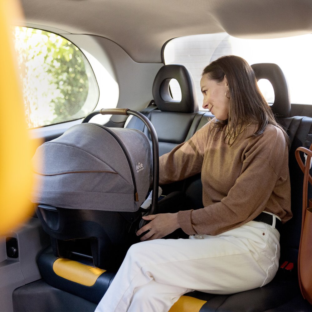 JOIE Scoica auto cu isofix integrat Sprint Signature Carbon conform ECE R129