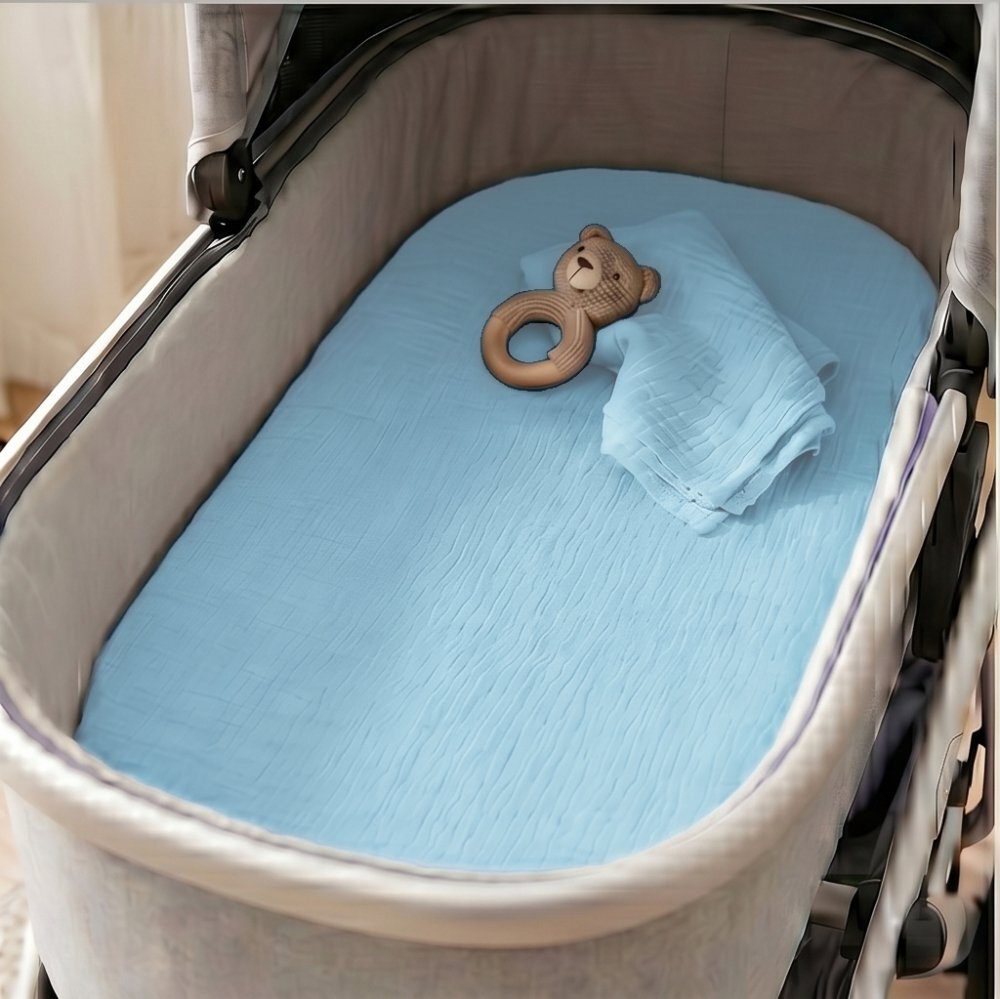 Kerstin Cearceaf cu banda elastica pentru landoucarucior si cosulet copii Premium Muslin Baby blue realizat din muselina bumbac 100 dimensiune 80 x 38 cm