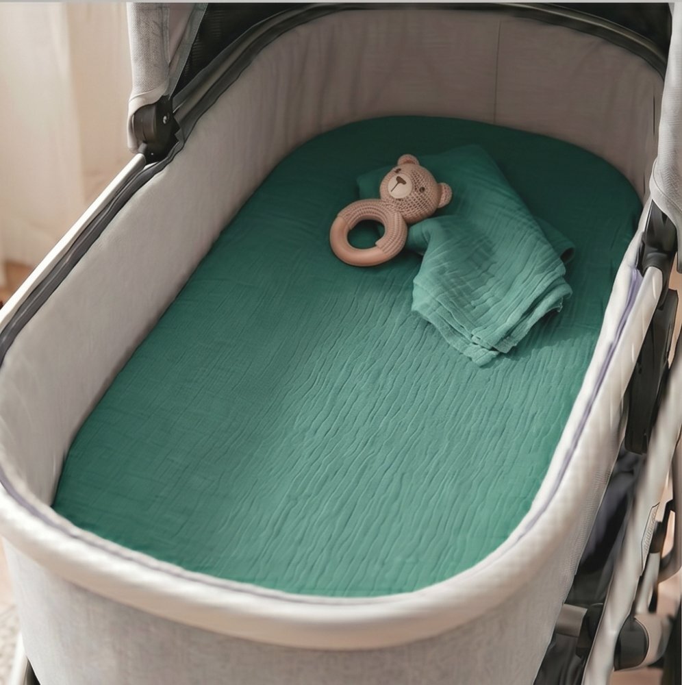 Kerstin Cearceaf cu banda elastica pentru landoucarucior si cosulet copii Premium Muslin Emerald realizat din muselina bumbac 100 dimensiune 80 x 38 cm
