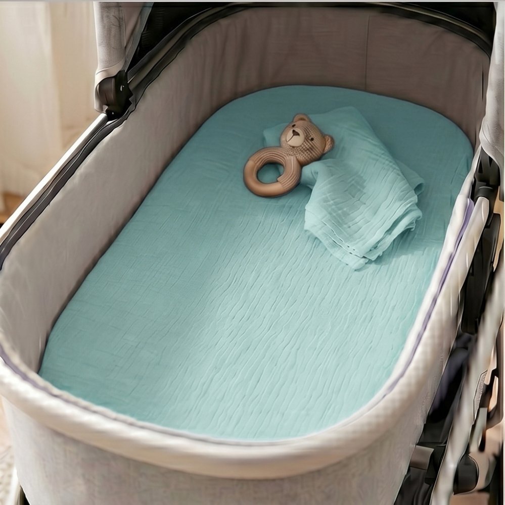 Kerstin Cearceaf cu banda elastica pentru landoucarucior si cosulet copii Premium Muslin Mint realizat din muselina bumbac 100 dimensiune 80 x 38 cm