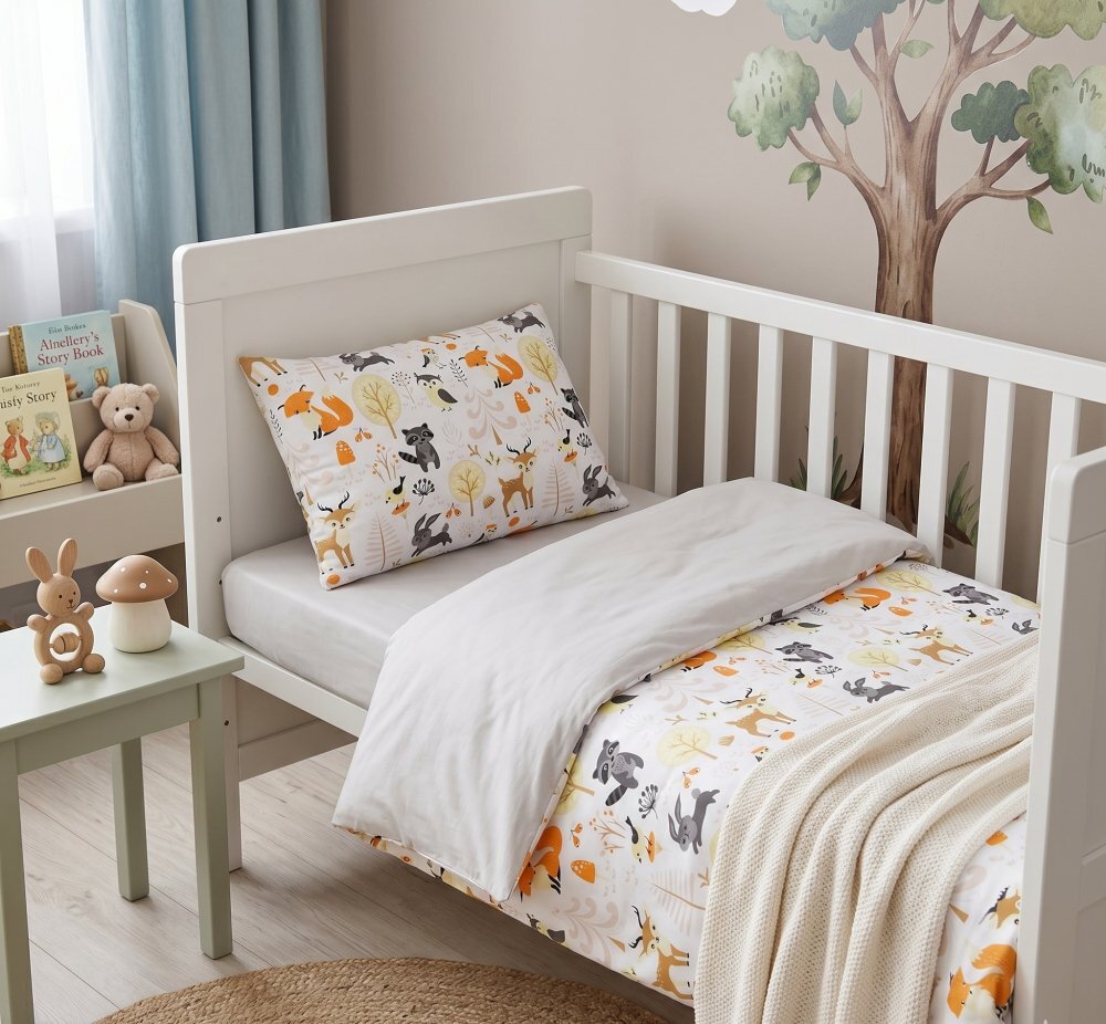 Kerstin Set lenjerie 2 piese pentru patut copii Forest Friends husa pilota 120x90 si fata perna 40x60 cm design versatil cu doua fete tesatura moale inchidere cu fermoar