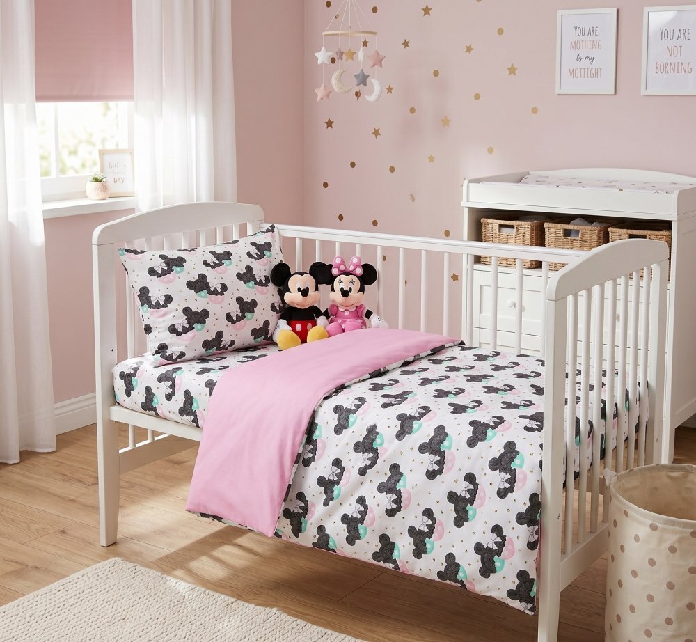 Kerstin Set lenjerie 2 piese pentru patut copii Pink Mouse husa pilota 120x90 si fata perna 40x60 cm design versatil cu doua fete tesatura moale inchidere cu fermoar