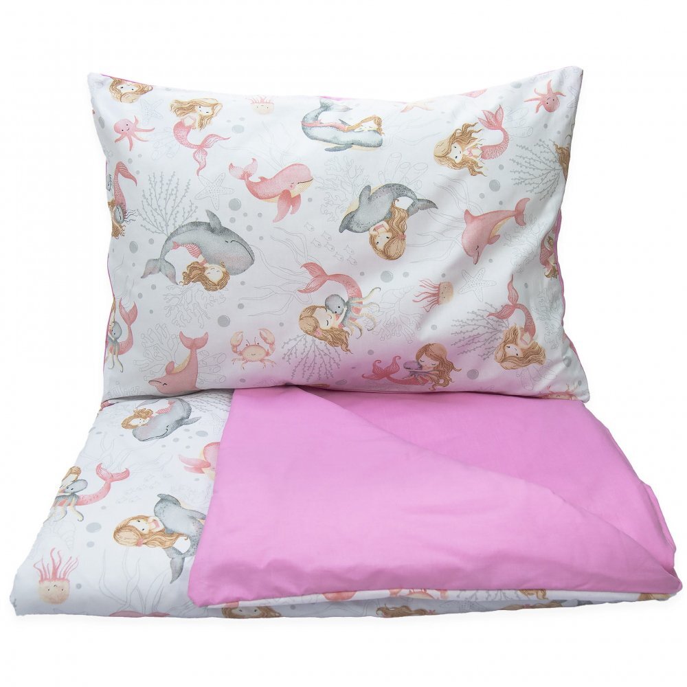 Kerstin Set lenjerie 2 piese pentru patut copii Sirene husa pilota 120x90 si fata perna 40x60 cm design versatil cu doua fete tesatura moale inchidere cu fermoar