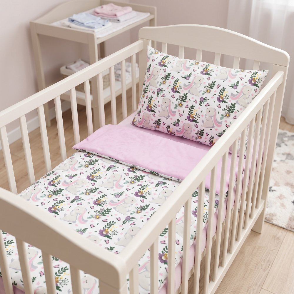 Kerstin Set lenjerie pentru patut copii cu 2 piese Pink Bunnymodel cu 2 fetehusa pilota 135x100cmfata perna 40x60cmdin bumbac moale certificat OEKO TEXinchidere cu fermoar