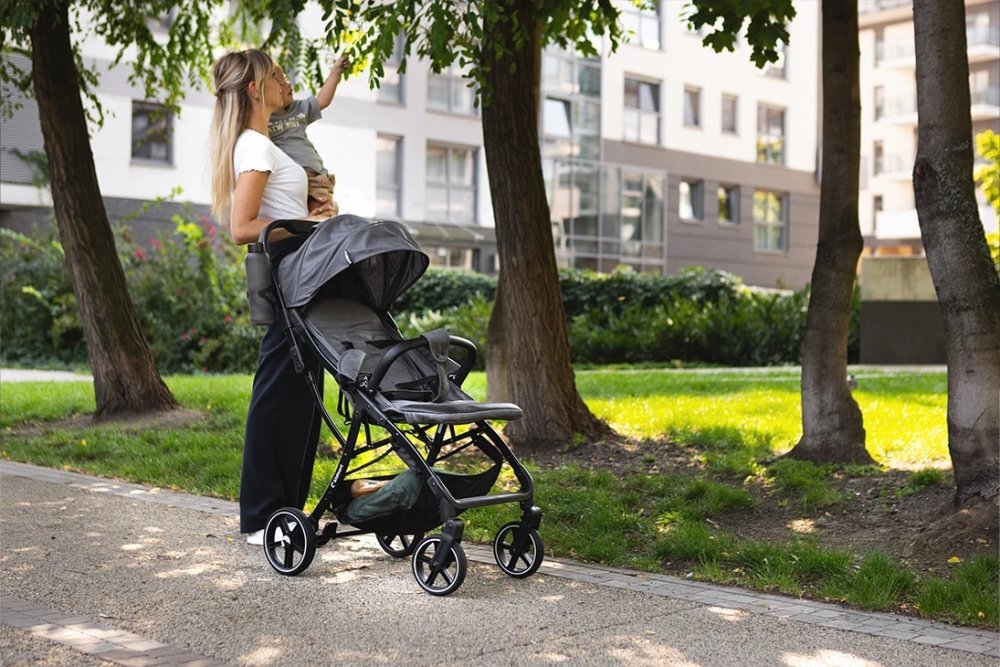 Kidnort Carucior pentru copii Fjallrav Black cu pliere compacta suspensie integrala spatar si viziera reglabile pana la 22 kg accesorii incluse suport pentru pahar husa transport