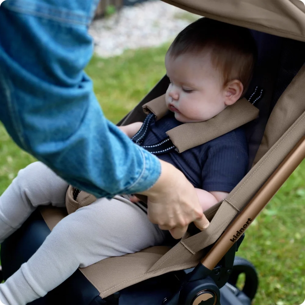 Kidnort Carucior pentru copii Sjooter Black pliabil compact spatar reglabil copertina pliabila si impermeabila UV50+ compatibil avion roti cu suspensie accesorii incluse pana la 22 kg