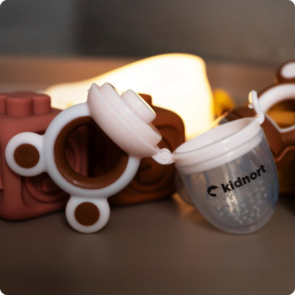 Kidnort Dispozitiv de hranire si jucarie de dentitie 2 in 1 Tannleke portabil sterilizabil fabricat din silicon medical + PU recomandat de la 4 luni pink