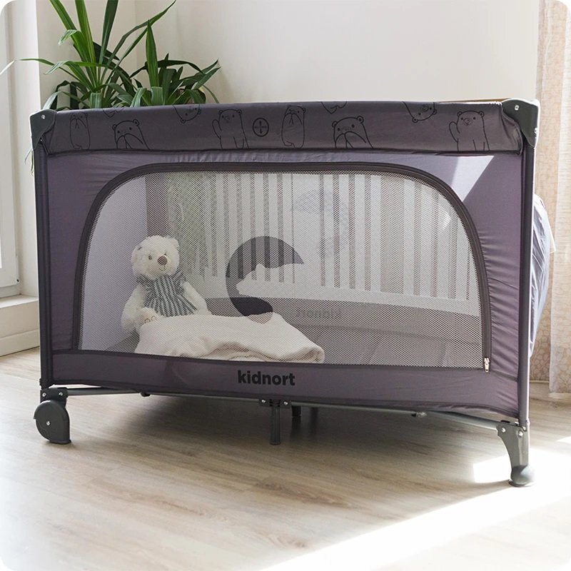 Kidnort Patut de calatorie cu saltea plasa de ventilatie roti usa cu fermoar si geanta de transport Grotta Dark Grey