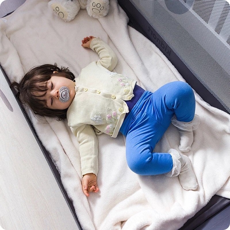 Kidnort Patut de calatorie cu saltea plasa de ventilatie roti usa cu fermoar si geanta de transport Grotta Dark Grey