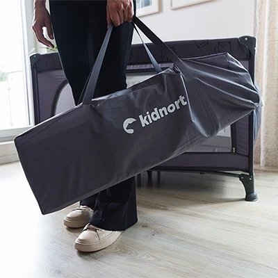 Kidnort Patut de calatorie cu saltea plasa de ventilatie roti usa cu fermoar si geanta de transport Grotta Dark Grey