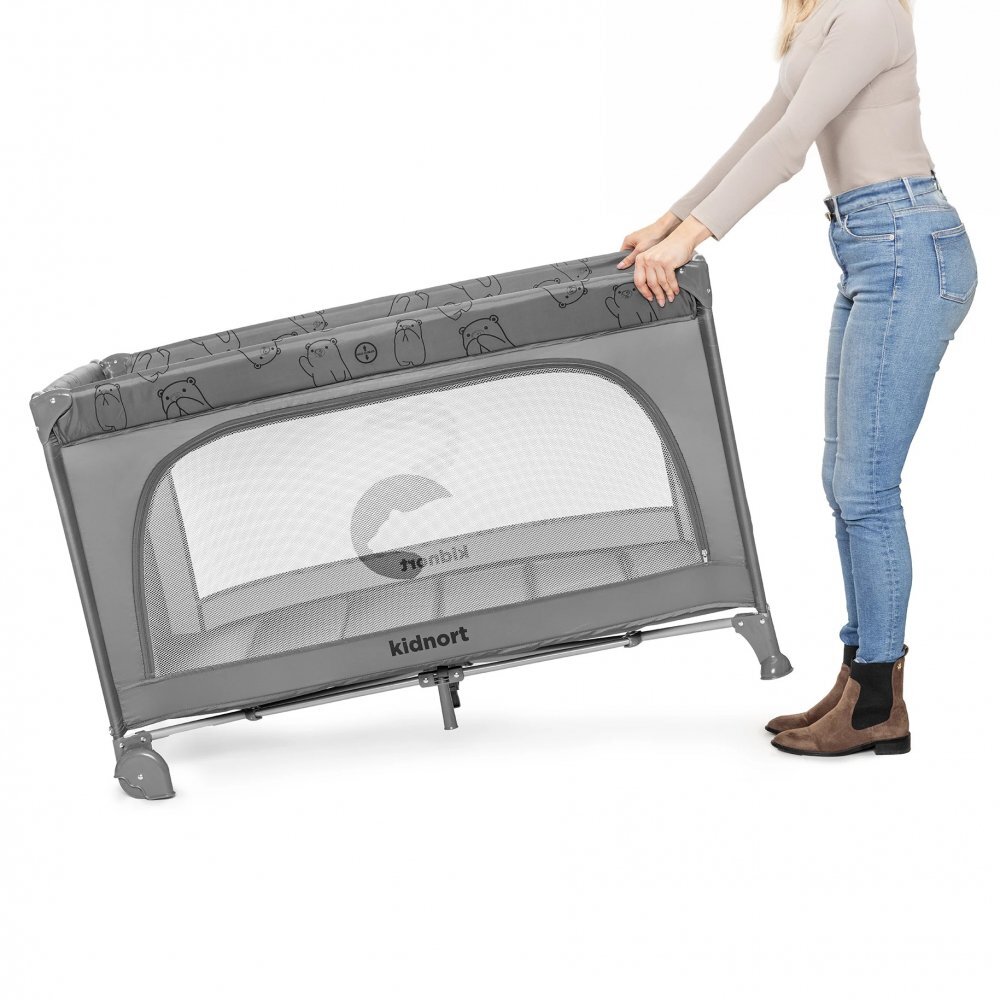 Kidnort Patut de calatorie cu saltea plasa de ventilatie roti usa cu fermoar si geanta de transport Grotta Light Grey