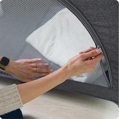 Kidnort Patut de calatorie pentru copii Ihalig Dark Gray cu geanta de transport salteluta usa cu fermoar si roti cu posibilitatea de blocare dimensiune desfacut 128 x 68 x 78.5 cm