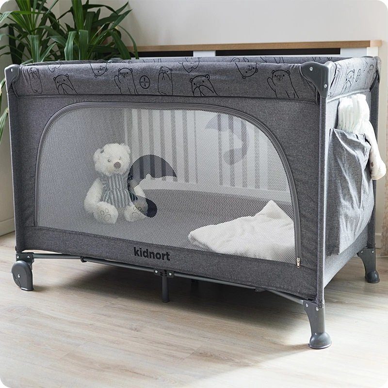 Kidnort Patut de calatorie pentru copii Ihalig Dark Gray cu geanta de transport salteluta usa cu fermoar si roti cu posibilitatea de blocare dimensiune desfacut 128 x 68 x 78.5 cm