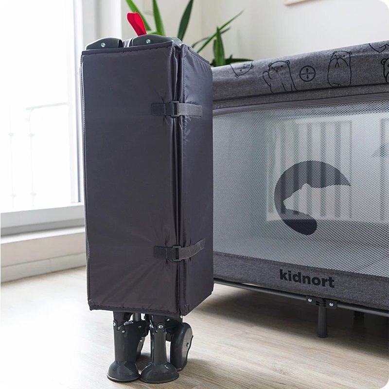 Kidnort Patut de calatorie pentru copii Ihalig Light Gray cu geanta de transport salteluta usa cu fermoar si roti cu posibilitatea de blocare dimensiune desfacut 128 x 68 x 78.5 cm
