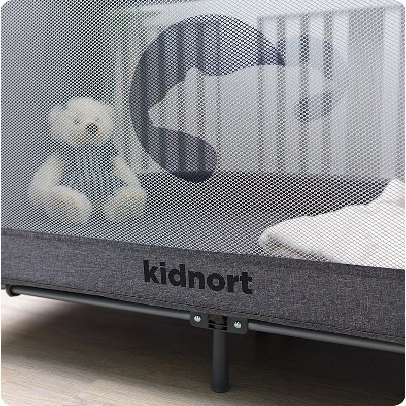 Kidnort Patut de calatorie pentru copii Ihalig Light Gray cu geanta de transport salteluta usa cu fermoar si roti cu posibilitatea de blocare dimensiune desfacut 128 x 68 x 78.5 cm