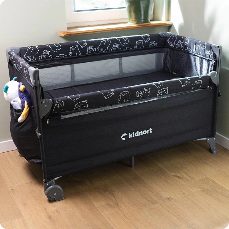 Kidnort Patut de calatorie pentru copii pliabil multifunctional 3 in 1 din material Oxford 300 cu geantuta de depozitare laterala culisanta roti cu frana accesorizat Stugan Dark Grey
