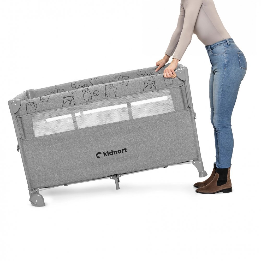 Kidnort Patut de calatorie pentru copii pliabil multifunctional 3 in 1 din material Oxford 300 cu geantuta de depozitare laterala culisanta roti cu frana accesorizat Stugan Light Grey