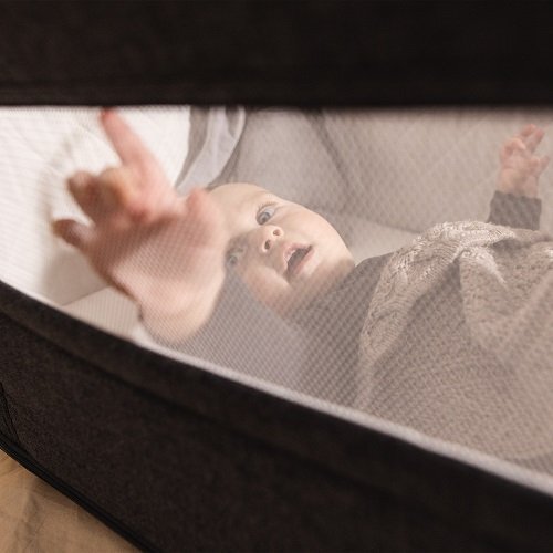 Kidnort Patut multifunctonal tip co-sleeper si tarc de joaca pentru copii Snackskal II Beige structura din otel cu inaltime ajustabila roti cu frane buzunar lateral sistem de balansare incorporat accesorii incluse