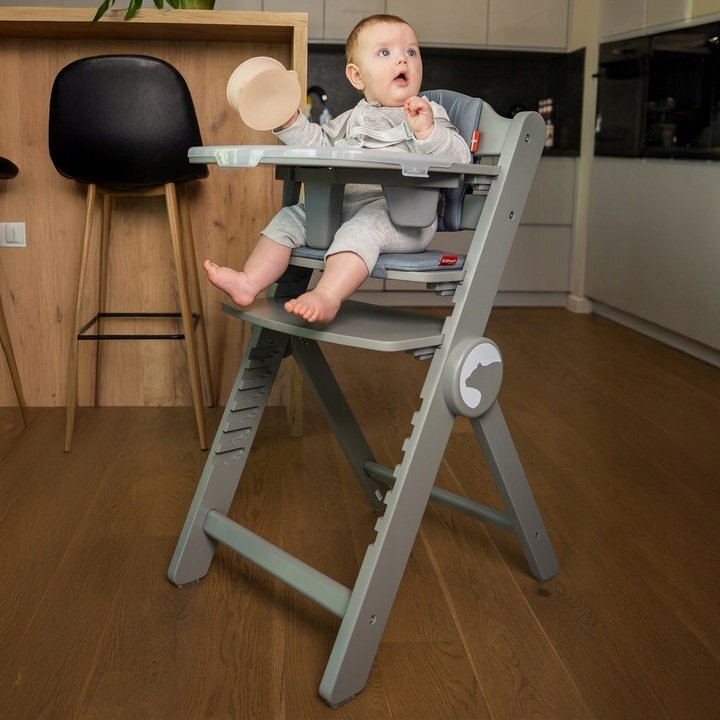 Kidnort Scaun de masa pentru copii Drommer Unique Grey pliabil structura din lemn cu 9 configuratii de inaltime centura de siguranta in 5 puncte pana la 75 kg dimensiune 59 x 46 x 79.5 cm perna de sezut inclusa