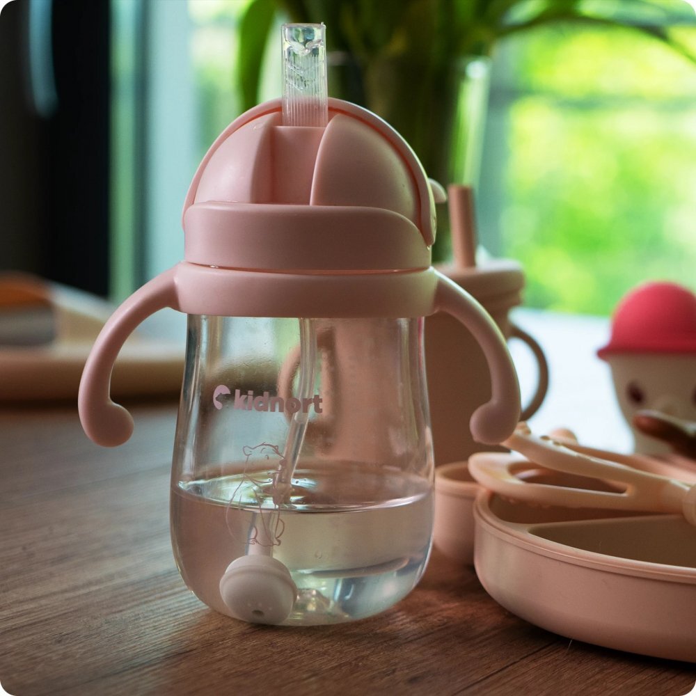 Kidnort Sticluta de apa din tritan pentru copii Bringebaer sterilizabila pai moale din silicon cu biluta gravitationala maner ergonomic capacitate 240 ml Roz