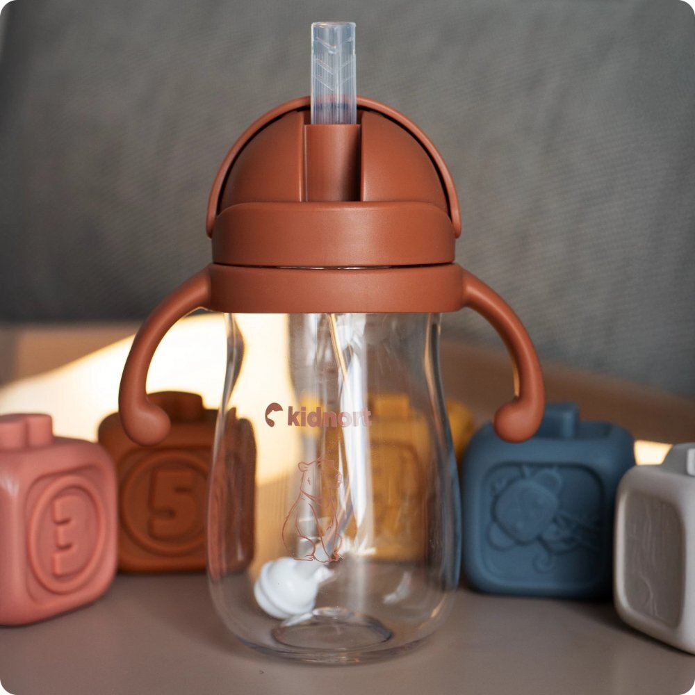 Kidnort Sticluta de apa din tritan pentru copii Bringebaer sterilizabila pai moale din silicon cu biluta gravitationala maner ergonomic capacitate 300 ml Brown