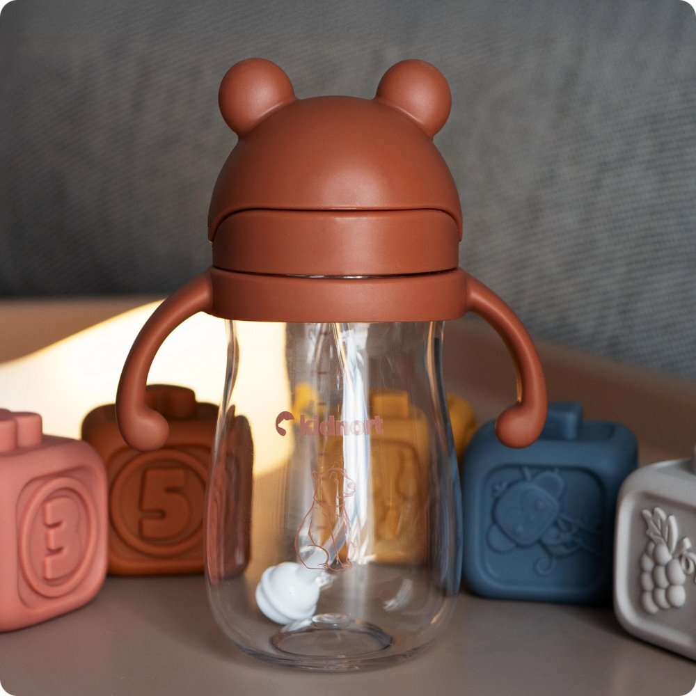 Kidnort Sticluta de apa din tritan pentru copii Bringebaer sterilizabila pai moale din silicon cu biluta gravitationala maner ergonomic capacitate 300 ml Brown
