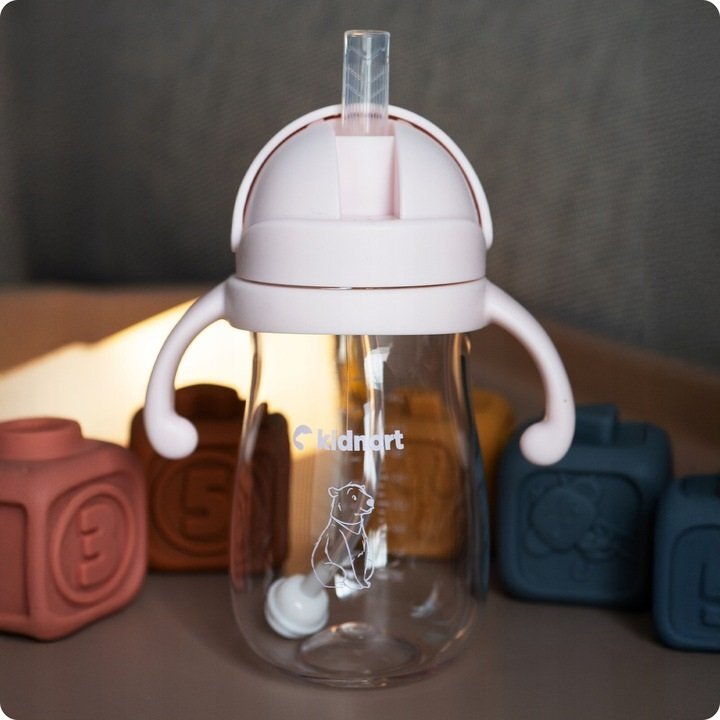Kidnort Sticluta de apa din tritan pentru copii Bringebaer sterilizabila pai moale din silicon cu biluta gravitationala maner ergonomic capacitate 300 ml Pink