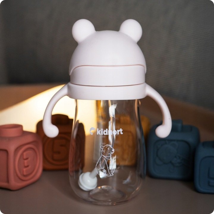 Kidnort Sticluta de apa din tritan pentru copii Bringebaer sterilizabila pai moale din silicon cu biluta gravitationala maner ergonomic capacitate 300 ml Pink