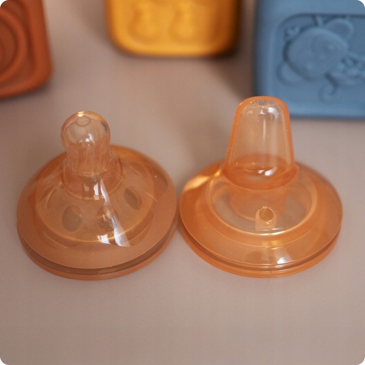 Kidnort Termos de lichide si biberon pentru copii Paere 270 ml maro sterilizabil din otel inoxidabil echipat cu pai cu bila gravitationala si maner ergonomic izolare termica pana la 10 ore de la 6 luni
