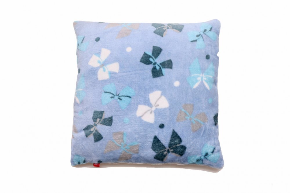 Kids Decor Perna pufoasa de plus cu doua fete albastru cu fundite fata si gri cu buline pe verso 37x37 cm