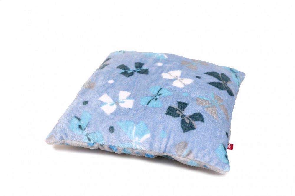Kids Decor Perna pufoasa de plus cu doua fete albastru cu fundite fata si gri cu buline pe verso 37x37 cm