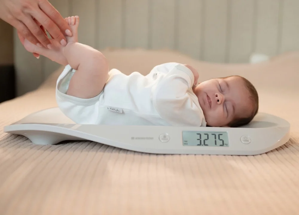 KikkaBoo Cantar digital pentru bebelusi Lyra Greydesign compact cu afisaj LCD cu lumina alba functie Holdfunctie taraoprire automata dupa 2 minuteprecizie de la 50g pana la 20kgSuprafata concava ergonomica+centimetru