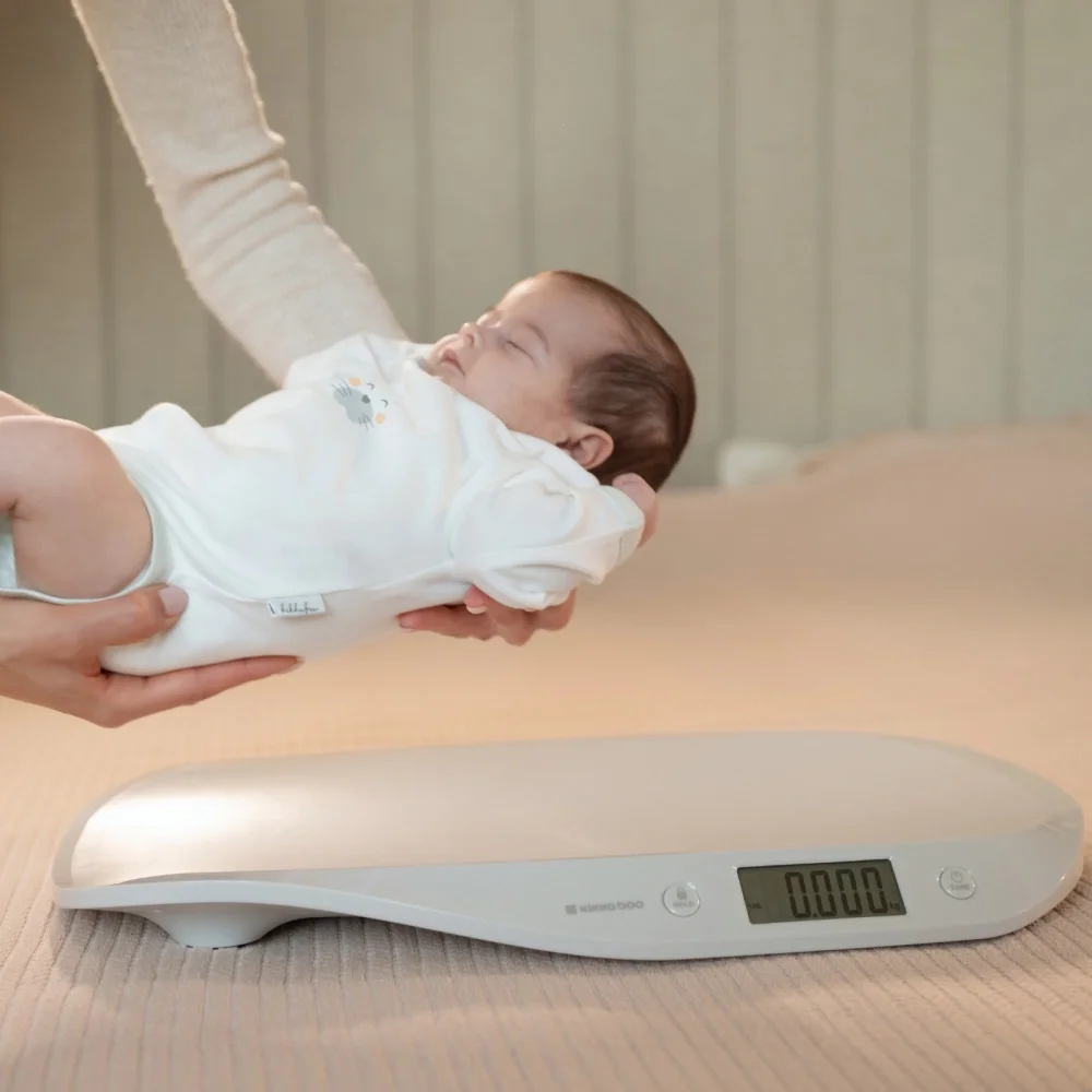 KikkaBoo Cantar digital pentru bebelusi Lyra Greydesign compact cu afisaj LCD cu lumina alba functie Holdfunctie taraoprire automata dupa 2 minuteprecizie de la 50g pana la 20kgSuprafata concava ergonomica+centimetru
